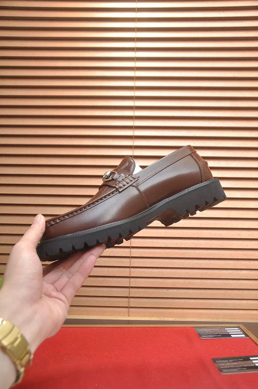 Men's shoes💰560💶Italy's top luxury men's shoe giant (GUCCI) (Gucci) (full cowhide lining) new arrival🍃Original European style🔰 Pleasant to the eye😍In order to make the shoes more durable and non-deformable🌀The production continues to follow traditional methods but there is still no lack of innovation💪Choose original sheepskin for the leather♻️ Smooth and natural And extra bright ⭐Made of imported cowhide, the first choice of rich people 38-45 (45 customized)